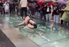 Ημίγυμνοι φίλοι της Γκόου Αχέντ Ιγκλς έκαναν τσουλήθρα στο Μοναστηράκι (vid)