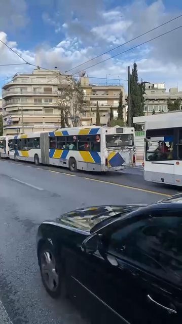 Οι οπαδοί της Γκόου Αχέντ... γκρεμίζουν λεωφορείο