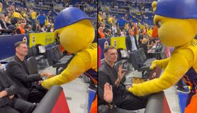 Η μασκότ της Φενέρ κέρασε σοκολατάκι τον Μπαρτζώκα - Η αντίδραση του προπονητή του Ολυμπιακού (vid)