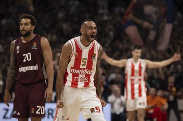 Euroleague: «Έκρηξη» αγάπης στον Γκούντουριτς: Του πέταξαν μπαλόνι καρδούλα  (vid)