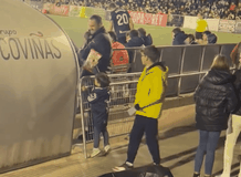 Μικρός οπαδός ευχαρίστησε με ποπ κορν τον Κούμπο για τη φανέλα που του έδωσε (vid)