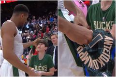 Ο Αντετοκούνμπο έκανε χαρούμενο νεαρό θαυμαστή του - Η ήττα ξεχάστηκε όταν του έδωσε τη φανέλα του αγώνα (vid)