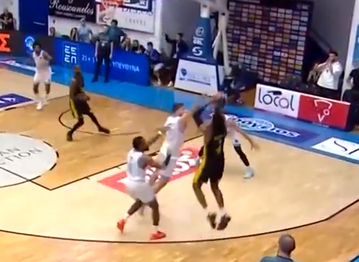 «Βράζει» το Μαρούσι - Το καθαρό διπλό φάουλ που δεν δόθηκε και έκρινε το ματς (vid)