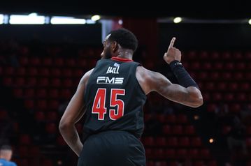 Εντυπωσιακός Χολ, με απίθανη στατιστική και 19 πόντους στο πρώτο ημίχρονο για τον Ολυμπιακό! (vids)