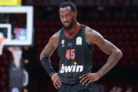 Χολ: «Δεν μετράω τα καρφώματα»