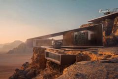 Βίλα, κότερο και ένα Lexus στο γκαράζ