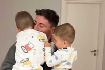 Η τρυφερή αγκαλιά του Μλαντένοβιτς με τους δύο γιους του μετά την επιστροφή από την Ισπανία (pic)