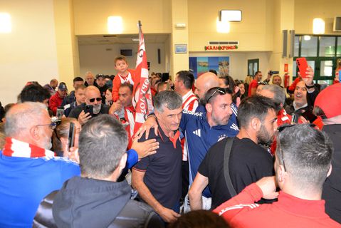 Θερμή υποδοχή για τον Ολυμπιακό στη Σύρο (pics)