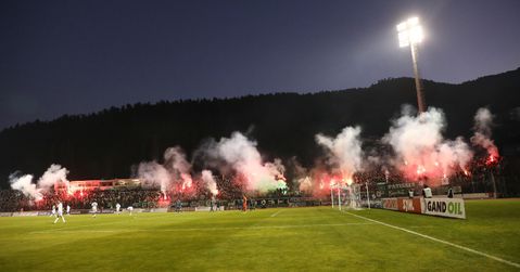 Χαμός στη Λιβαδειά - Λιποθύμησε στο γήπεδο οπαδός του Παναθηναϊκού από χρήση χημικών! (pics)