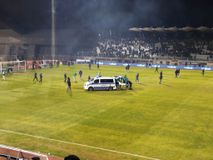 Απίστευτη εικόνα στη Λιβαδειά: Ασθενοφόρο στο γήπεδο για να πάρει οπαδό που λιποθύμησε (pic & vid)