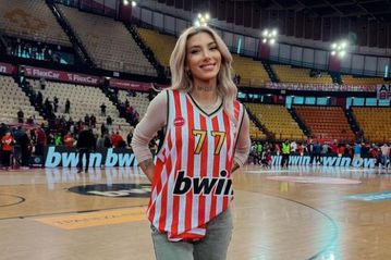 Το θρυλικό GiveAway της Μπέριλ: Χαρίζει την επετειακή φανέλα του Ολυμπιακού με το Νο 77 του Σακίλ