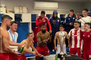 Οι πανηγυρισμοί των παικτών του Ολυμπιακού στα αποδυτήρια για την κατάκτηση του Betsson Super Cup