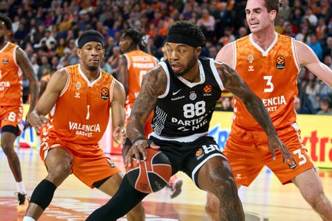 Δεν αγωνίστηκε στη νίκη της Παρτίζαν ο Ταϊρίκ Τζόουνς - Ασύλληπτος Καλάθης με 7/7 τρίποντα!