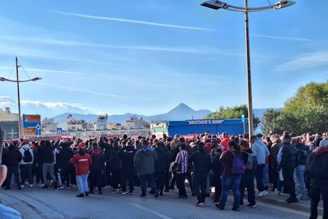 Η πορεία των οπαδών του Ολυμπιακού προς το Παγκρήτιο (vid)