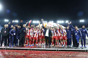 Η απονομή του τροπαίου του Betsson Super Cup στον Ολυμπιακό