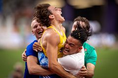 Ο Μόντο Ντουπλάντις αποθέωσε τον Εμμανουήλ Καραλή (vid)