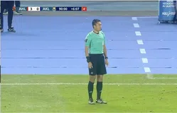 Ιστορική στιγμή στο ποδόσφαιρο: Διαιτητής εξηγεί από τα μεγάφωνα στους θεατές την απόφασή του (vid)