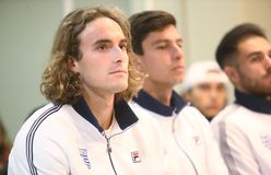 Stringing: Οι αφανείς ήρωες που «πλέκουν» τις ρακέτες του Τσιτσιπά