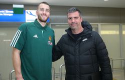 Προσγειώθηκε στην Αθήνα για τον Παναθηναϊκό ο Τόμας (vid)