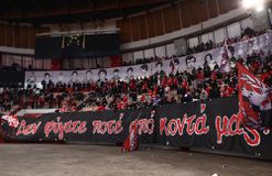 Οι παίκτες του Ολυμπιακού τίμησαν τη μνήμη των θυμάτων της «Θύρας 7»