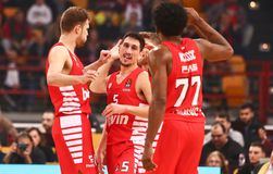 Το κλασσικό γούρι: Την έπεσαν στον Λαρεντζάκη οι παίκτες του Ολυμπιακού (vid)