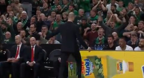 Εκτός εαυτού ο Σπανούλης - Κλώτσησε τις πινακίδες μετά από χαμένο κάρφωμα του Νέντοβιτς (vid)