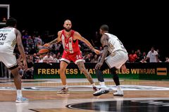 Ο Ολυμπιακός πέταξε στα σκουπίδια το απίθανο buzzer beater του Φουρνιέ και... ξέχασε να παίξει την παράταση