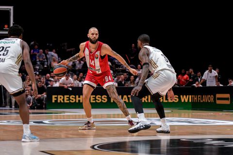 Ο Ολυμπιακός πέταξε στα σκουπίδια το απίθανο buzzer beater του Φουρνιέ και... ξέχασε να παίξει την παράταση