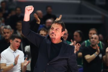 Απόλυτη στήριξη του κόσμου στον Αταμάν, απάντησε με τις... καθιερωμένες γροθιές νίκης! (vid)