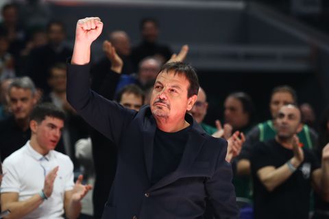 Απόλυτη στήριξη του κόσμου στον Αταμάν, απάντησε με τις... καθιερωμένες γροθιές νίκης! (vid)