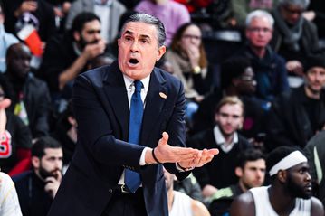 Αιχμές Σκαριόλο για διαιτησία: «Παγκόσμιο ρεκόρ το νούμερο των επιθετικών φάουλ που δόθηκαν»