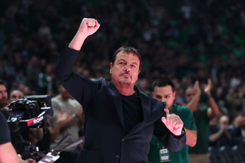 Αταμάν στους δημοσιογράφους: «Συνεχίστε να γράφετε...» (vid)