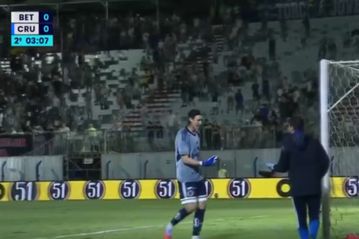 Πρωτοφανές περιστατικό στη Βραζιλία: Τερματοφύλακας διέκοψε αγώνα για να πάει στην τουαλέτα (vid)