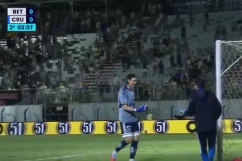 Πρωτοφανές περιστατικό στη Βραζιλία: Τερματοφύλακας διέκοψε αγώνα για να πάει στην τουαλέτα (vid)