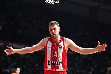 Η ποινή της ΔΕΑΒ στον Βεζένκοφ για το αντιαθλητικό στον Πετρόπουλο