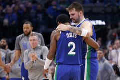 Ο Ντόντσιτς και ο Ίρβινγκ έβαλαν 82 πόντους και οι Μάβερικς νίκησαν τους Σίξερς (vids)