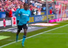 Η Λεβερκούζεν πέρασε και από την Κολωνία και «καλπάζει» προς τον τίτλο