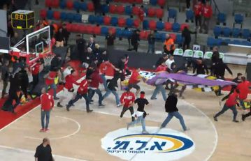 Χαμός στο Ισραήλ: Οπαδοί της Χάποελ Χολόν μπήκαν στο παρκέ κι έκλεψαν πανό από τους φίλους της Χάποελ Τελ Αβίβ (vid)