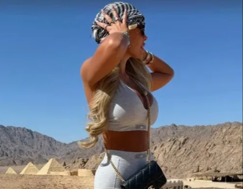 Η σύντροφος του Πάλμερ έκλεψε τις εντυπώσεις στην έρημο της Αιγύπτου