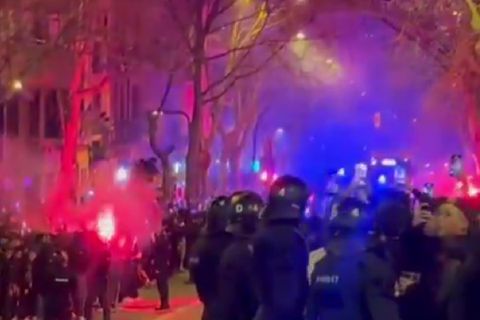 Χαμός έξω από το Καμπ Νου: Επιτέθηκαν και έσπασαν το πούλμαν της Ατλέτικο Μαδρίτης