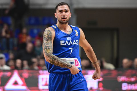 «Να τον λέτε Πιστολιόπουλο»: H FIBA αποθέωσε τον Τολιόπουλο για την εμφάνισή του με το Μαυροβούνιο