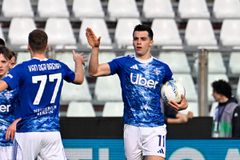 Ο Δουβίκας κάνει σεζόν καριέρας με την Κόμο και κυνηγά το μεγάλο όνειρο