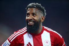 «Πάμε Ολυμπιακάρα!»: Το μήνυμα του Ροντινέι από το αεροπλάνο (vid)