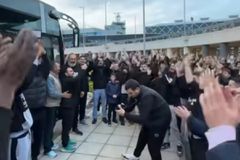 Τρέλα στο αεροδρόμιο από τους φίλους του ΠΑΟΚ - Αποθέωση σε Χατζόπουλο, Καντσελιέρι και παίκτες μετά την πρόκριση στον τελικό (vids)