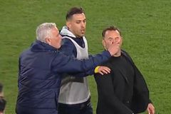 Ο Μουρίνιο έπιασε από τη μύτη τον προπονητή της Γαλατά μετά τον αποκλεισμό! (vid)