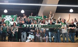 Έντονες αποδοκιμασίες σε Σπανούλη στο Μονακό - Δυναμική παρουσία από 500 οπαδούς του Παναθηναϊκού