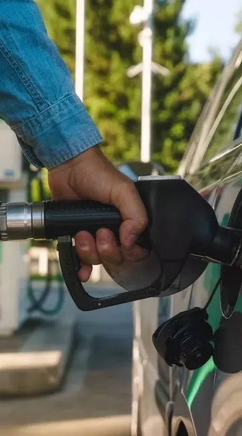 Έρχονται δελτίο καυσίμων και χαμηλότερα όρια ταχύτητας; Τι εξετάζει η ΕΕ