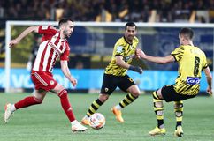 Ο Ολυμπιακός έμεινε όρθιος, η ΑΕΚ πέταξε την ευκαιρία και το θρίλερ δεν έχει τελειωμό