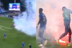 Χαμός στο Τρουά - Βαλενσιέν: Οι οπαδοί των γηπεδούχων πέταξαν φωτοβολίδες και οι παίκτες τις έριξαν πίσω στην εξέδρα (vid)