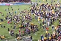 Απίστευτο: Οι οπαδοί της Ρόντα μπήκαν στον αγωνιστικό χώρο για να πανηγυρίσουν την άνοδο, αλλά έμειναν με την χαρά (vid)